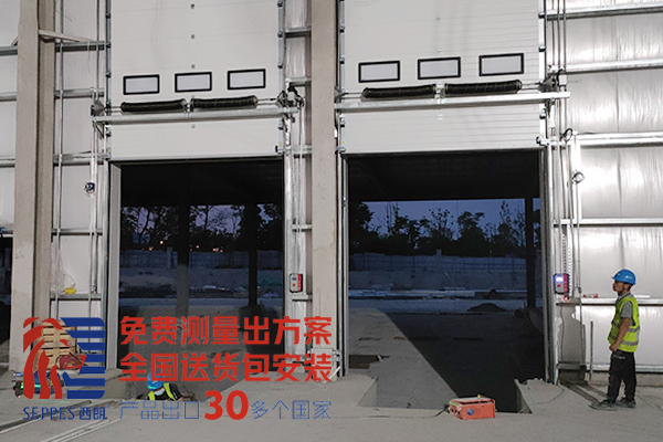 工厂带有小门的工业提升门 1.jpg