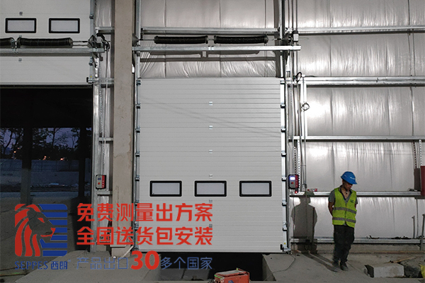 工厂带有小门的工业提升门 2.jpg