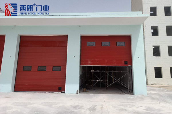 消防队车库用红色工业提升门2.jpg